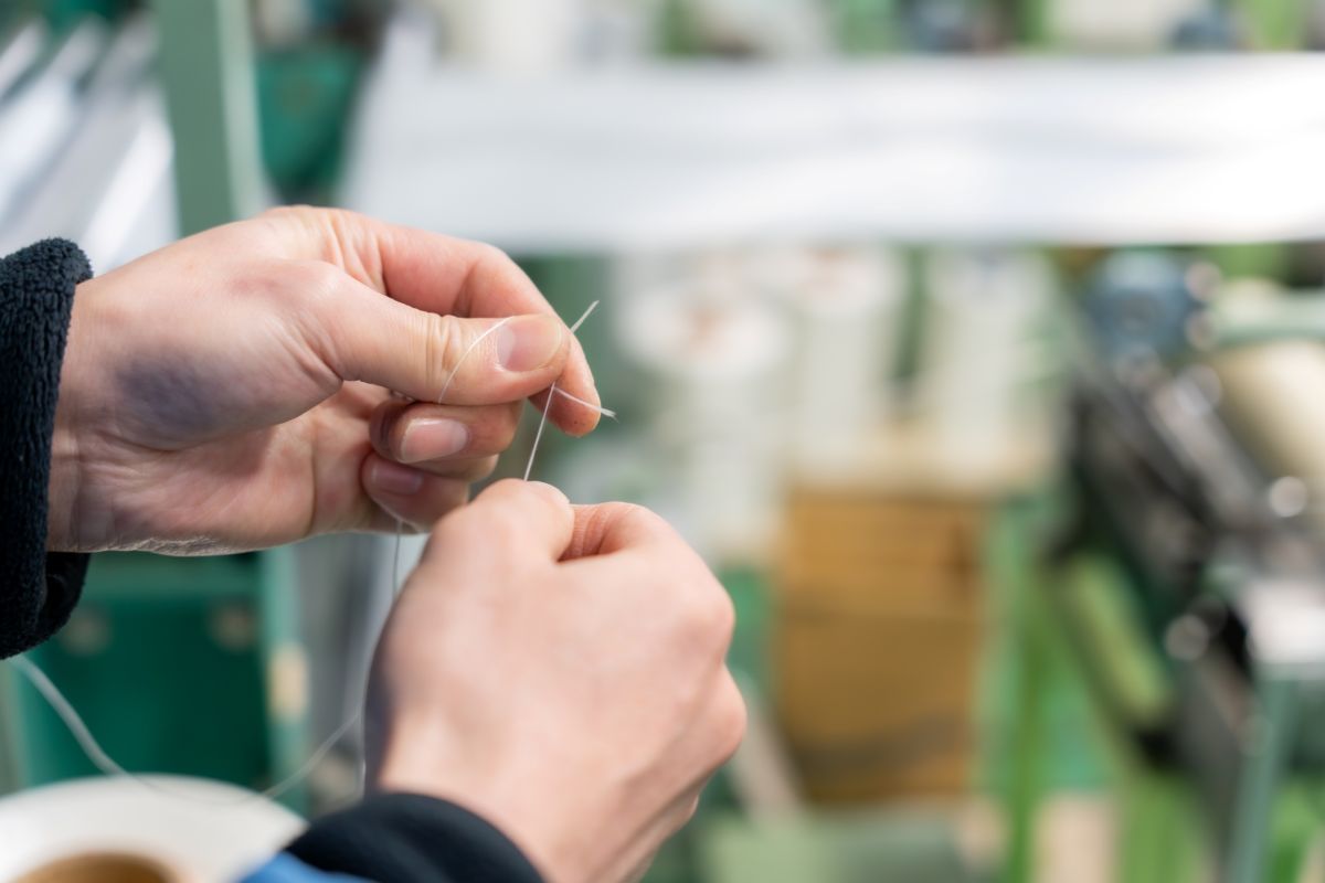 製織作業（糸結び）