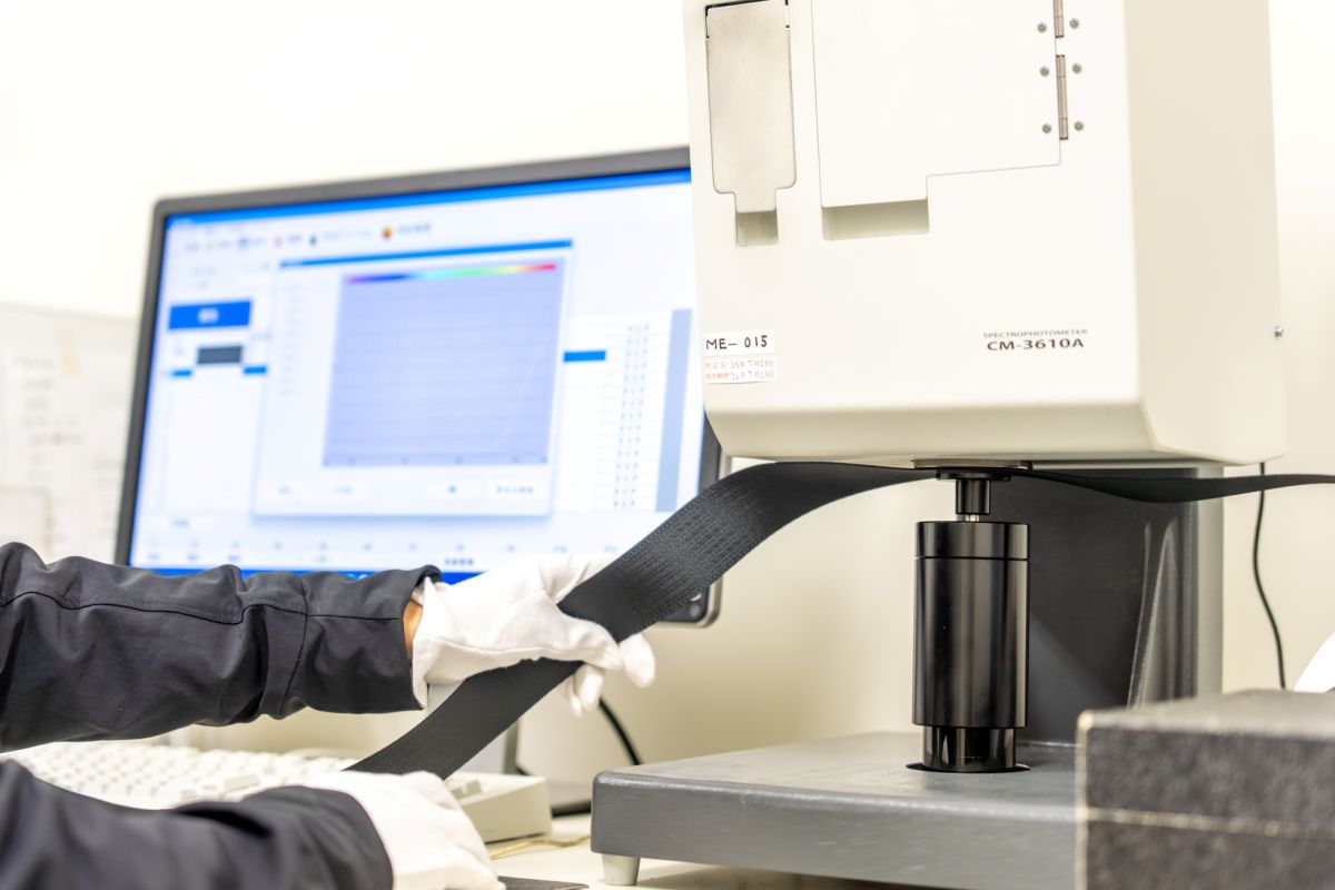 染色作業（測色検査）